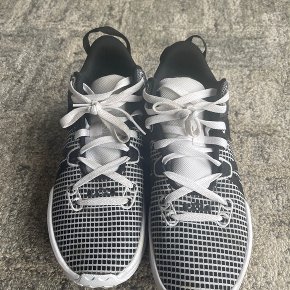 Nike Black and White Sneakers - Picture 6 of 6